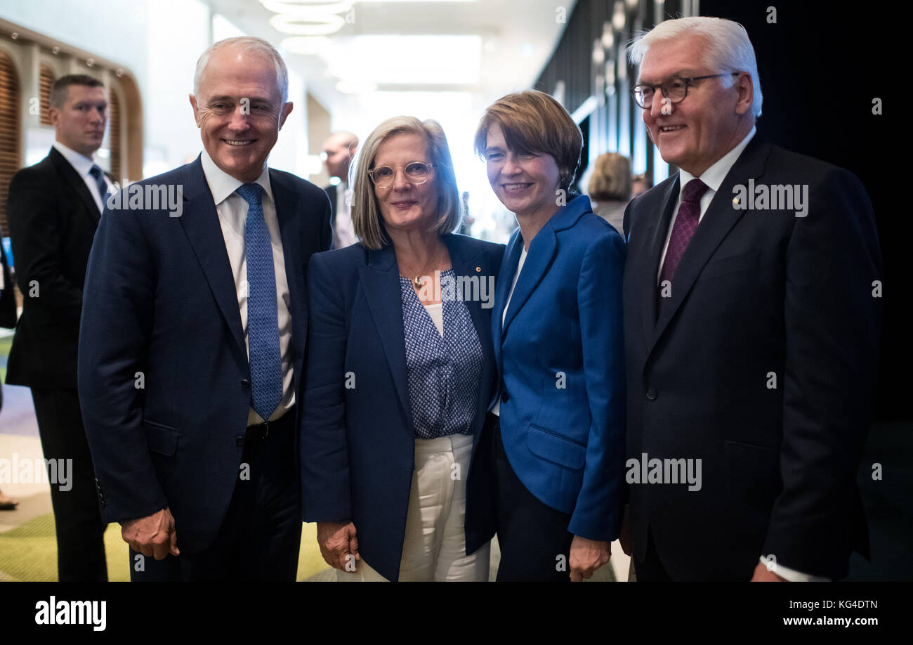 Perth, Australie. 04e novembre 2017. Le Président allemand Frank-Walter Steinmeier (R) et son épouse Elke Buedenbender (2-R) ainsi que le Premier Ministre australien Malcolm Turnbull (L) et son épouse Lucy Turnbull participent à la Conférence régionale Asie-Pacifique de la Chambre allemande-australienne d'industrie et de commerce à Perth (Australie), du 04 au 24 novembre 2017. Le président Steinmeier et sa femme sont en visite d'État de trois jours en Australie après un arrêt à Singapour. Ensuite, ils se rendiront en Nouvelle-Zélande. Credit: Bernd von Jutrczenka/dpa/Alay Live News Banque D'Images