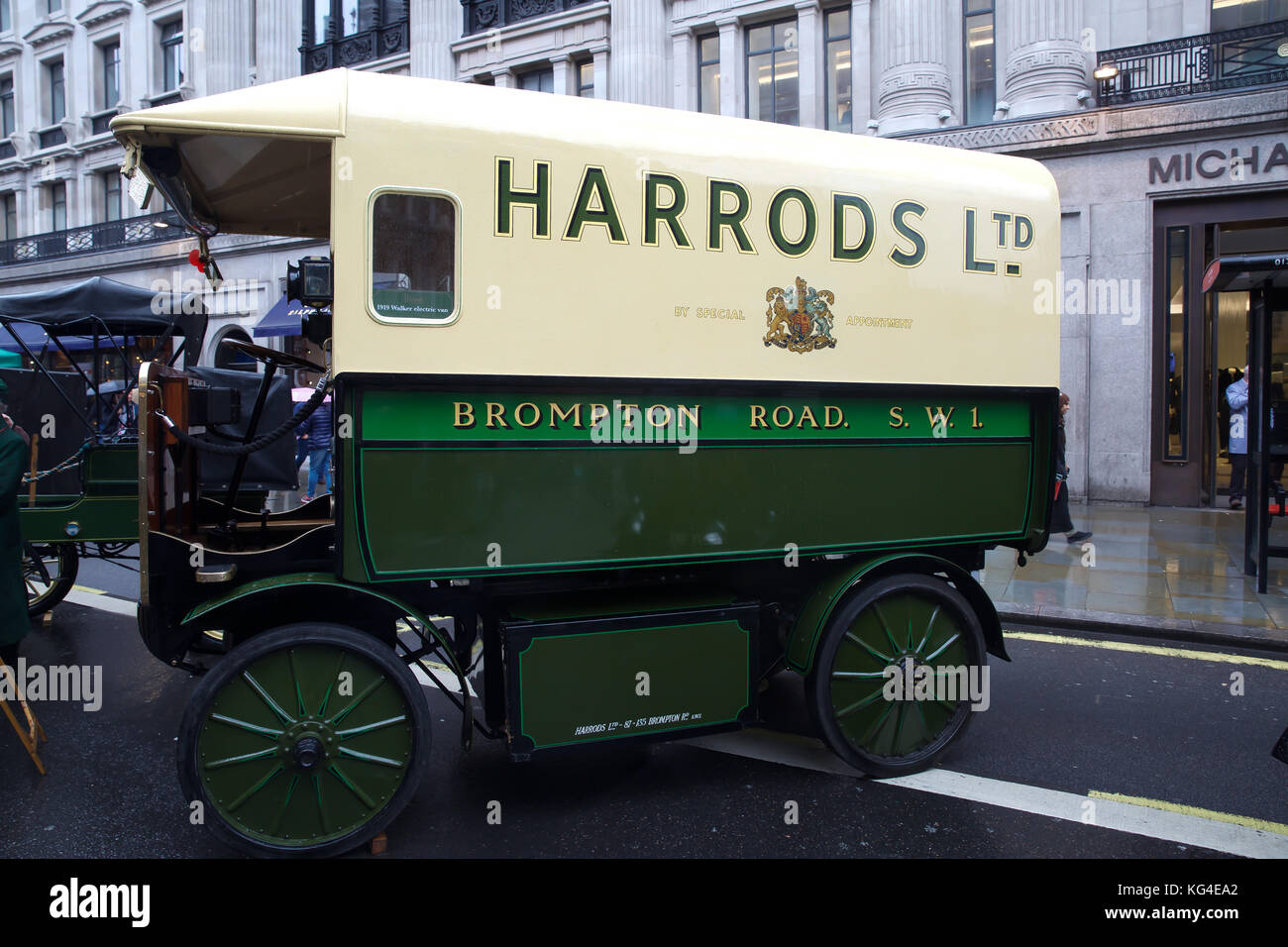 Londres, Royaume-Uni. 4 novembre, 2017. Harrods Ltd vieux véhicule du Regent Street Motor Show qui a eu lieu avant le Londres à Brighton Veteran Car Run demain. Ancien combattant, classique et moderne des voitures étaient sur l'affichage le long avec des gens habillés en costumes d'époque. L'analyse démarre de Hyde Park demain au lever du soleil. © Keith Larby/Alamy Live News Banque D'Images