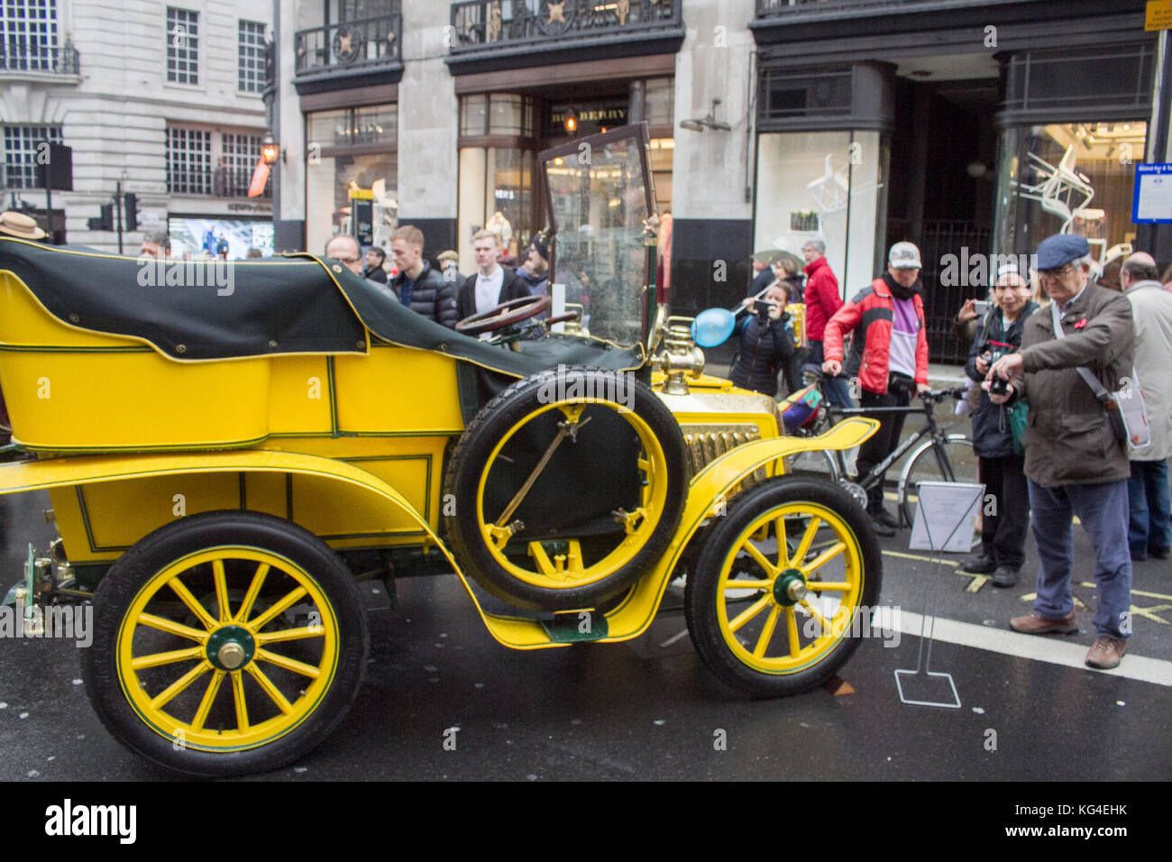 Londres, Royaume-Uni. 4e novembre 2017. grandes foules assister à la Regents Street motor show avec voitures anciennes sur l'écran avant de l'bonhams Londres à Brighton crédit : rallye amer ghazzal/Alamy live news Banque D'Images