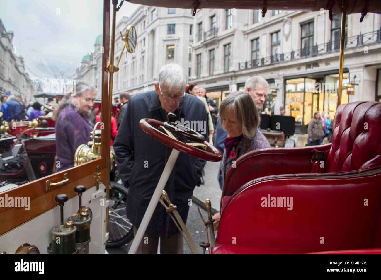 Londres, Royaume-Uni. 4e novembre 2017. grandes foules assister à la Regents Street motor show avec voitures anciennes sur l'écran avant de l'bonhams Londres à Brighton crédit : rallye amer ghazzal/Alamy live news Banque D'Images