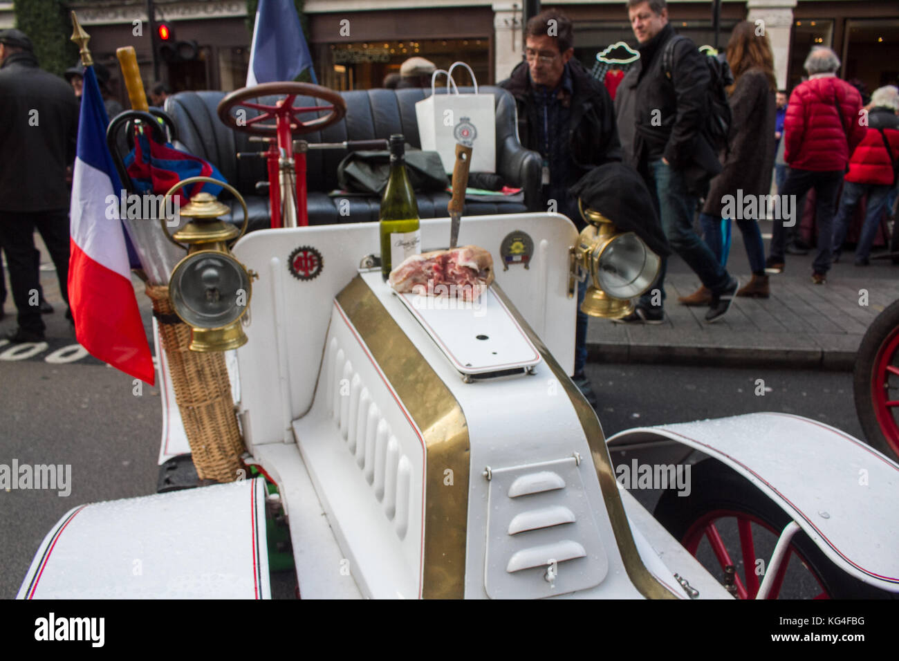Londres, Royaume-Uni. 4e novembre 2017. grandes foules assister à la Regents Street motor show avec vintage and classic cars sur l'écran avant de l'bonhams Londres à Brighton crédit : rallye amer ghazzal/Alamy live news Banque D'Images