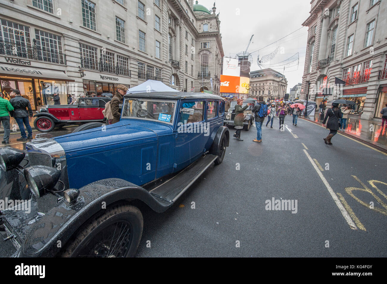 Regent Street, Londres, Royaume-Uni. 4 novembre 2017. Dans le cadre de la London Motor week, le spectacle Regent Street Motor Show rend hommage au passé, au présent et à l'avenir de l'automobile dans la célèbre rue commerçante du West End lors d'une matinée humide. La pièce maîtresse de l'événement est l'exposition de plus de 100 voitures et propriétaires vétérans en tenue d'époque. Crédit : Malcolm Park/Alay Live News. Banque D'Images