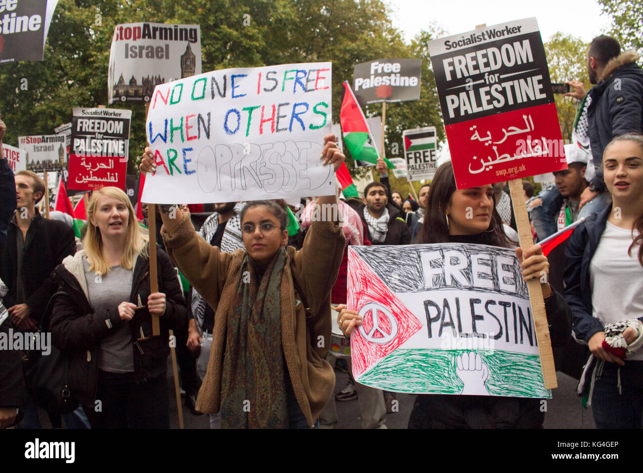 London uk. 4e novembre 2017. Des centaines de manifestants ont défilé dans le centre de Londres à la place du parlement pour faire campagne pour la justice et la liberté pour le peuple palestinien pour le centenaire de la déclaration Balfour émise par le gouvernement britannique pendant la seconde guerre mondiale, j'annonce du support pour la création d'un "foyer national pour le peuple juif" en Palestine : crédit amer ghazzal/Alamy live news Banque D'Images