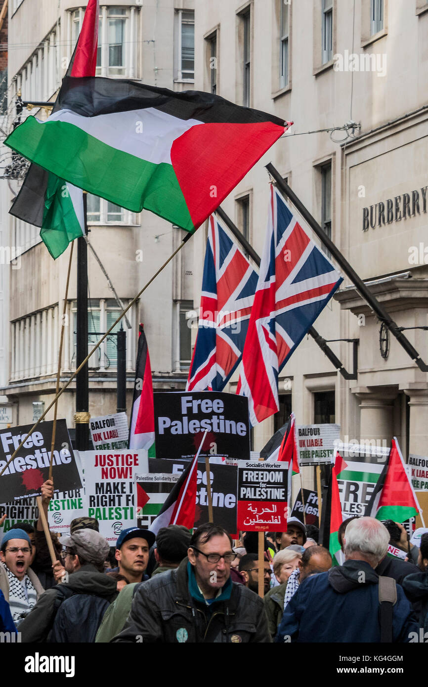 Londres, Royaume-Uni. 08Th Nov, 2017. Rallye National de la Palestine et de Mars - Justice maintenant : proposer la meilleure solution pour la Palestine. Comme le centenaire de la Déclaration Balfour vient de passer sur le 2 novembre. Les orateurs ont abordé la foule à Grosvenor Square (par l'ambassade des États-Unis) avant la marche à travers le centre de Londres (via Piccadilly Circus et Trafalgar Square). Cela a été suivi par un rassemblement à la place du Parlement, où les orateurs encore une fois sur la foule. Crédit : Guy Bell/Alamy Live News Banque D'Images