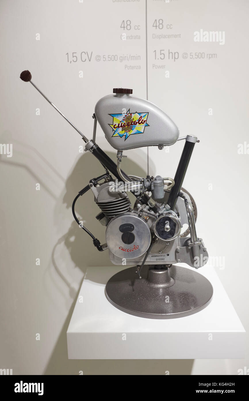 Le Cucciolo unique cylindre 4 temps 48cc à deux soupapes moteur conçu par Aldo Farinelli sur l'affichage à l'usine Ducati museum, Bologne, Italie. Banque D'Images