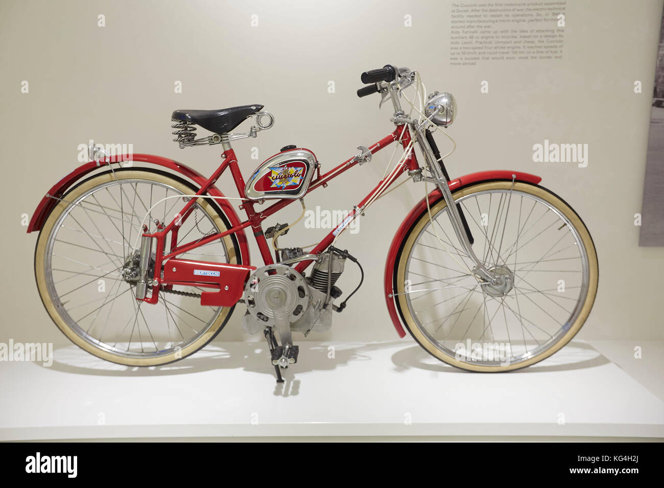 Le Cucciolo unique cylindre 4 temps 2 soupapes montées sur un cycle pédale conçu par Aldo Farinelli, musée de l'usine Ducati, Bologne, Italie. Banque D'Images