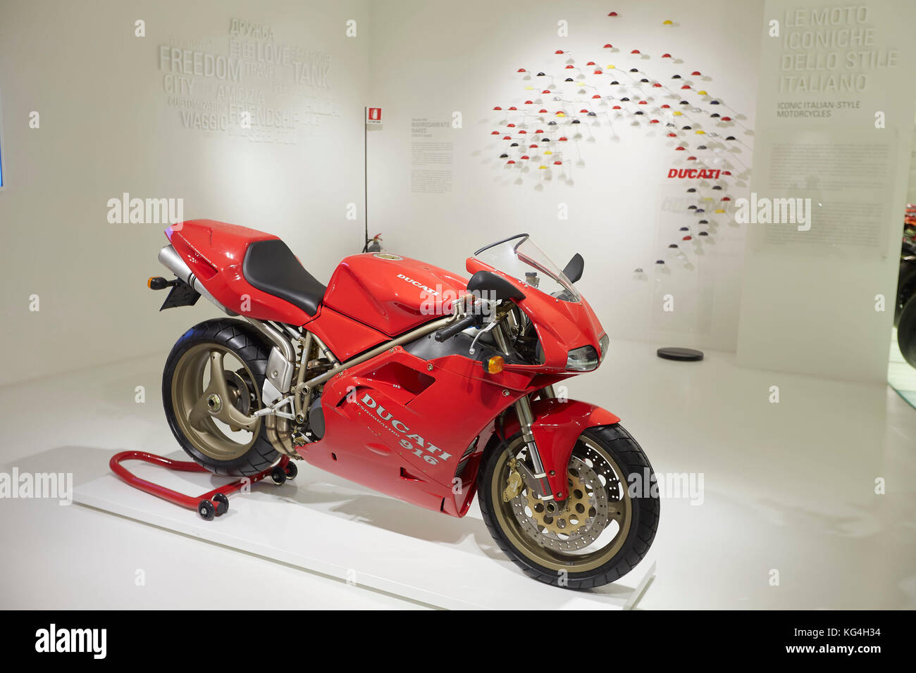 Ducati Classic Moto 916 sur l'affichage à l'usine Ducati museum, Bologne, Italie. Banque D'Images