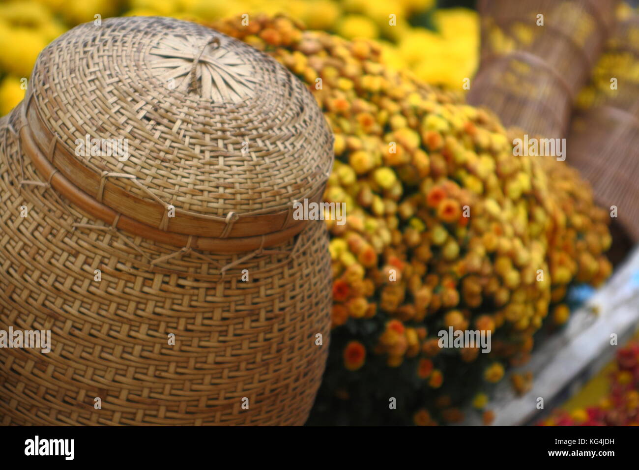 Panier et fleurs Banque D'Images Panier et fleurs Banque D'Images