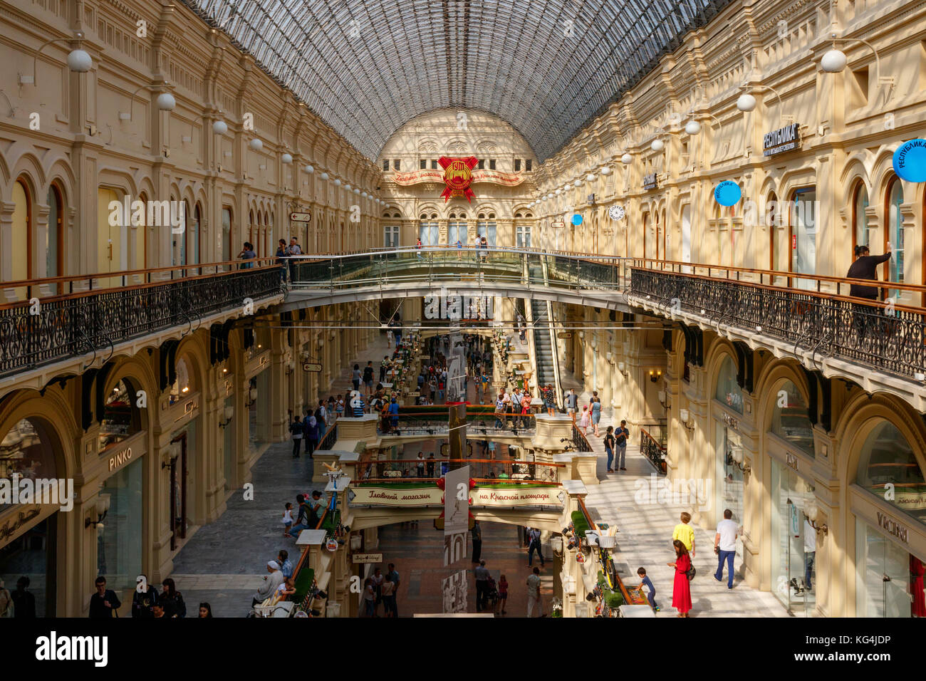 Intérieur de la gomme de Moscou (State Department Store) avec des personnes non identifiées, l'allong marche des galeries. Moscou, Russie. Banque D'Images