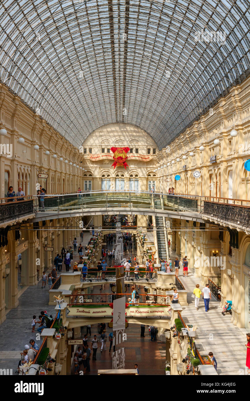 Intérieur de la gomme de Moscou (State Department Store) avec des personnes non identifiées, l'allong marche des galeries. Moscou, Russie. Banque D'Images