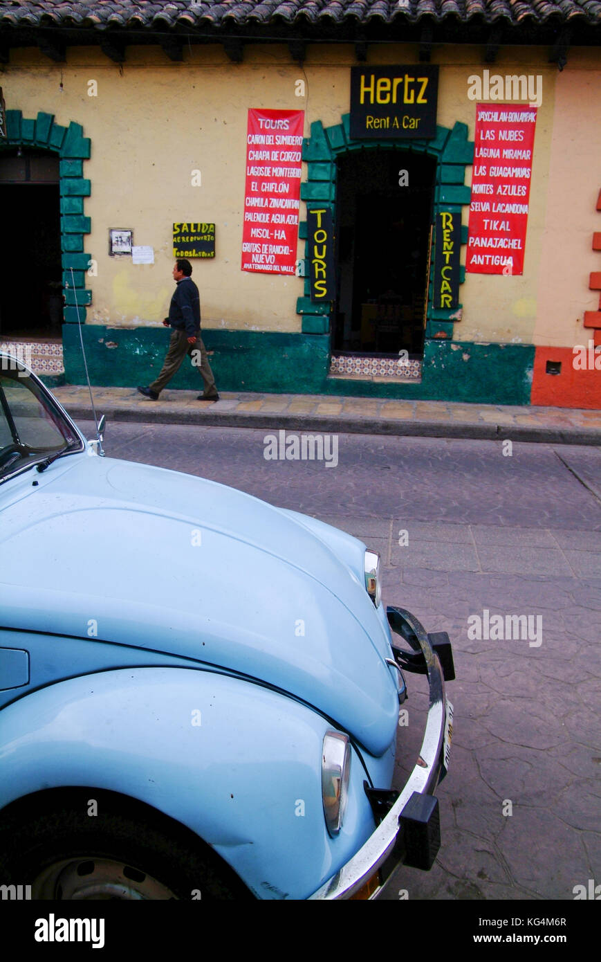 Vintage voiture Volkswagen Beetle maggiolone colorés sur la rue. San Cristobal de las Casas, Mexique del Banque D'Images