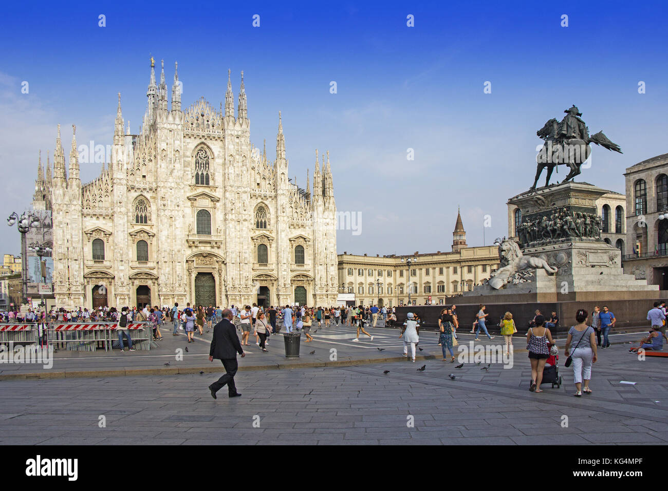 Milan, Italie - 27 juin : piazza di Duomo di Milano le 27 juin 2017. Un grand nombre de touristes en face de la basilique cathédrale de la Nativité de Marie Banque D'Images