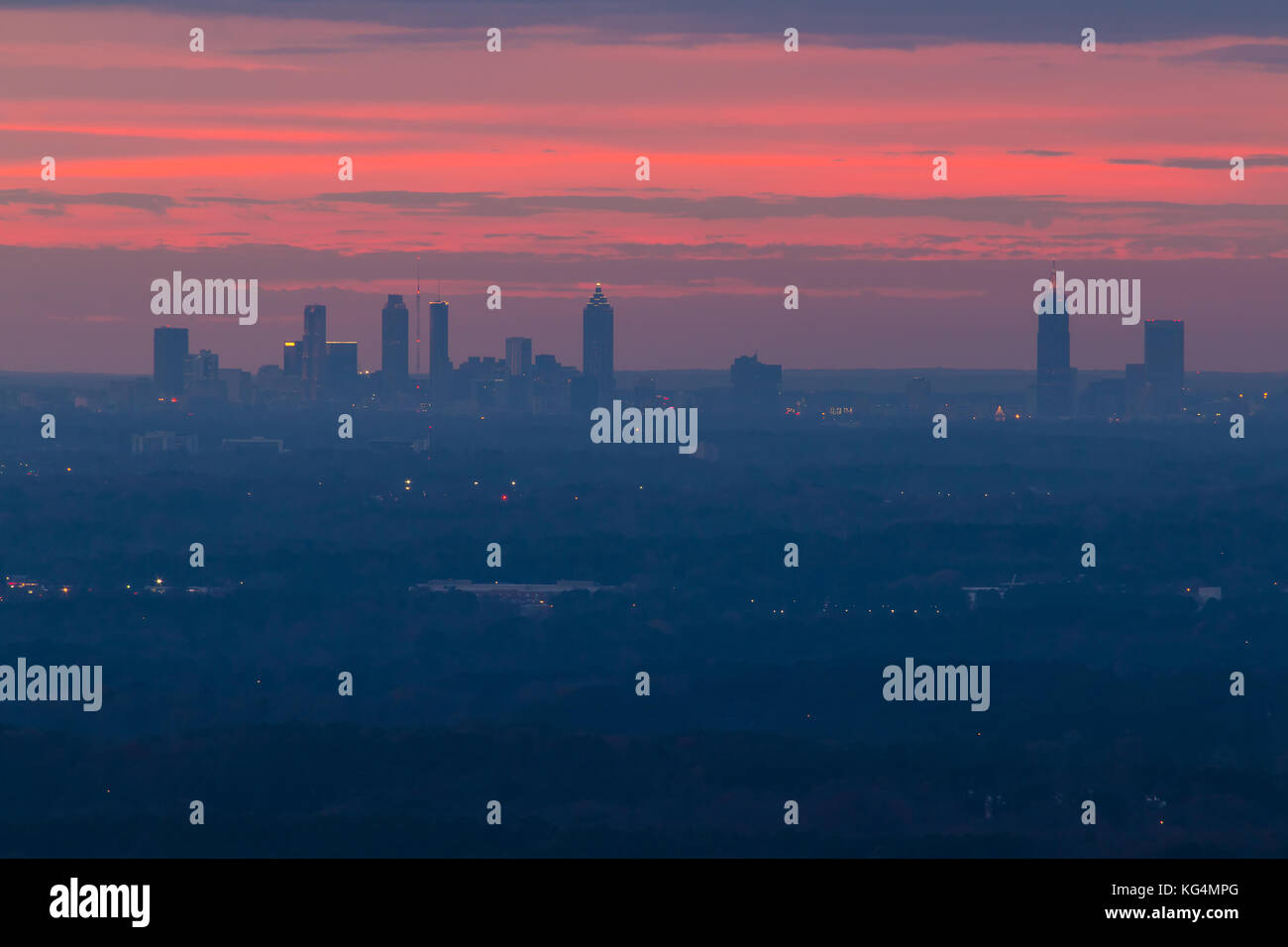 La belle vue sur Midtown Atlanta de la Stone Mountain au crépuscule avec le Red sky, Georgia, USA Banque D'Images