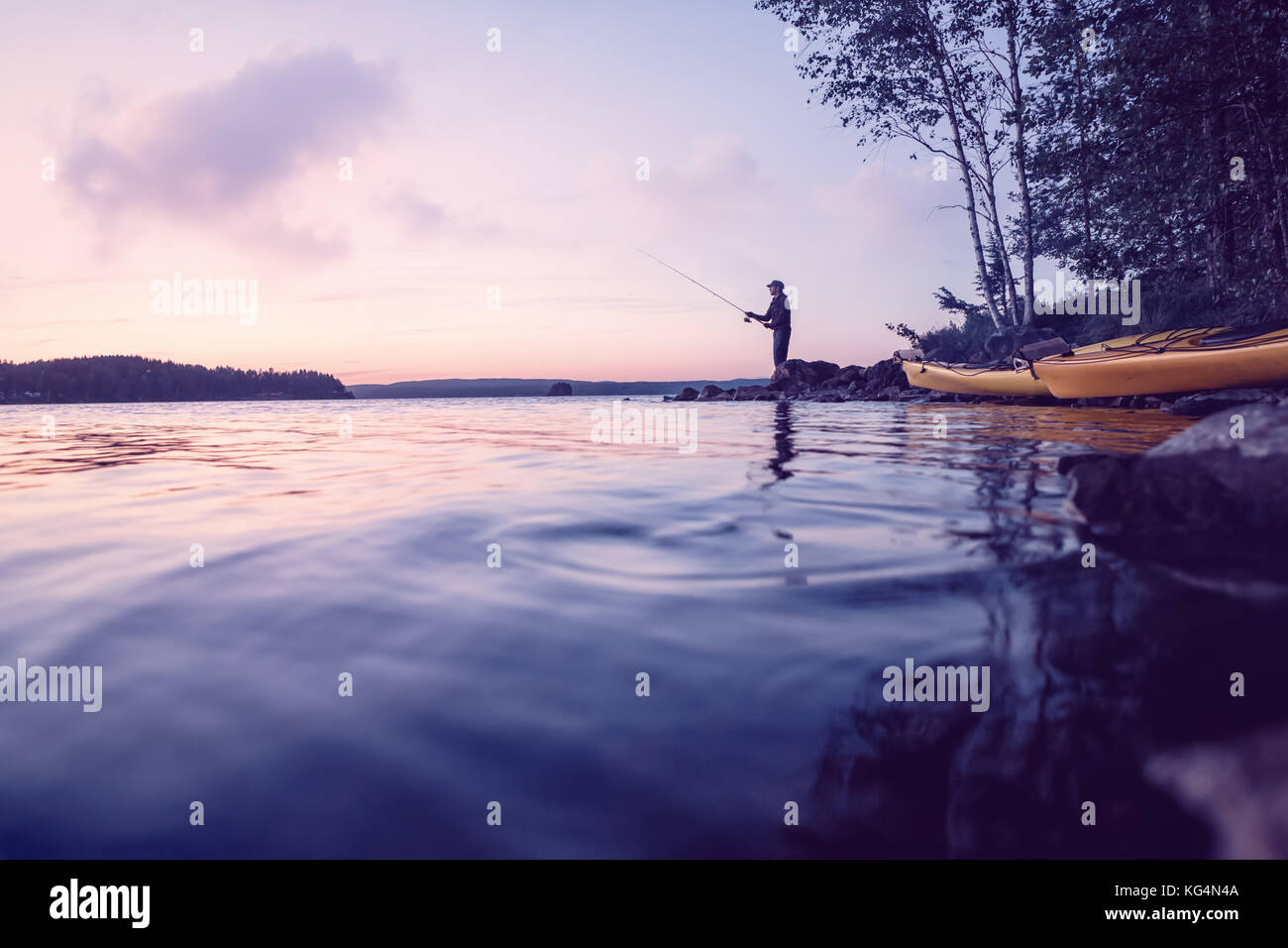 La pêche à un magnifique lac Banque D'Images