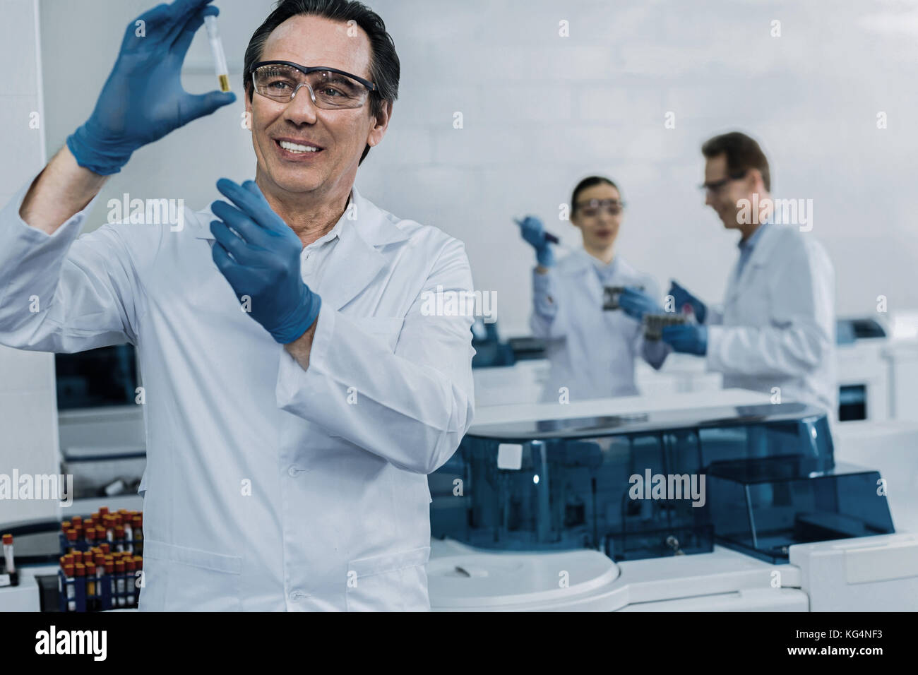Ravi scientist holding positive un vaccin Banque D'Images