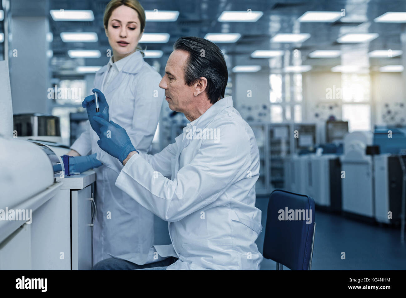 Travail dur chercheur intelligent travaillant dans le laboratoire médical Banque D'Images