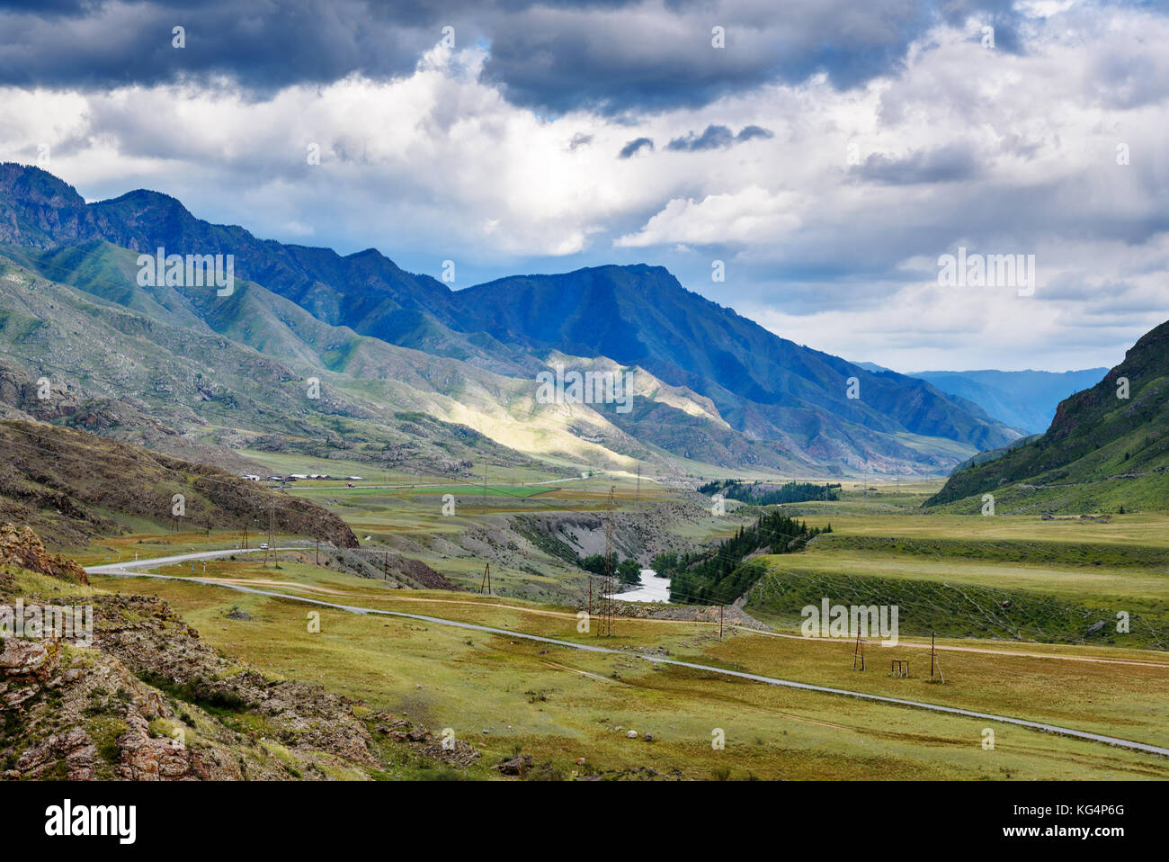 Vue sur rivière Chuya dans montagnes le long Chuysky Trakt. République de l'Altaï, en Sibérie. La Russie Banque D'Images