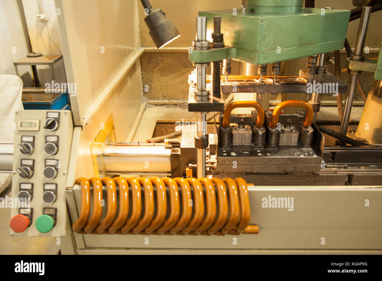 Machine pour la fabrication de poignées de portes et de fenêtres Banque D'Images