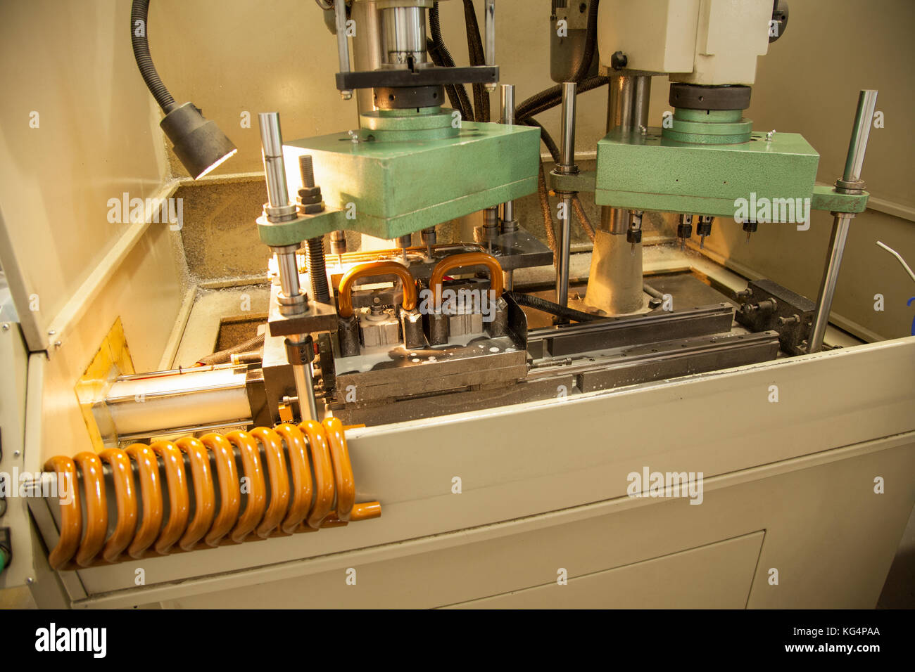 Machine pour la fabrication de poignées de portes et de fenêtres Banque D'Images