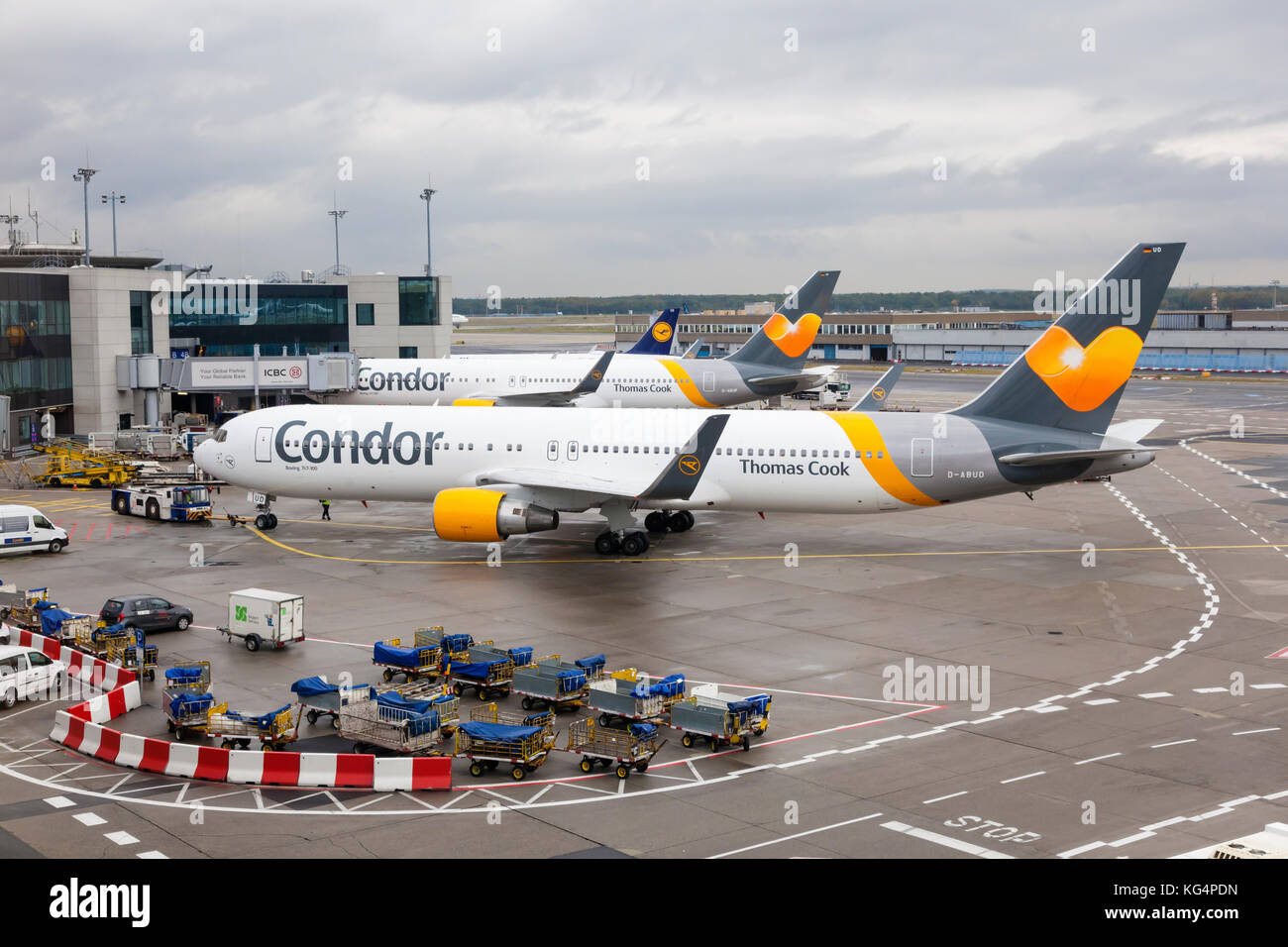 Francfort, Allemagne - 10 oct 2017 : Boeing 767-300 de la compagnie aérienne Condor à l'entrée de l'aéroport international de Francfort Banque D'Images