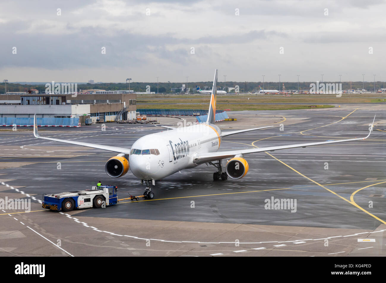 Francfort, Allemagne - 10 octobre 2017 : Condor Airline Boeing 767-300 sur la piste de l'aéroport international de Francfort Banque D'Images