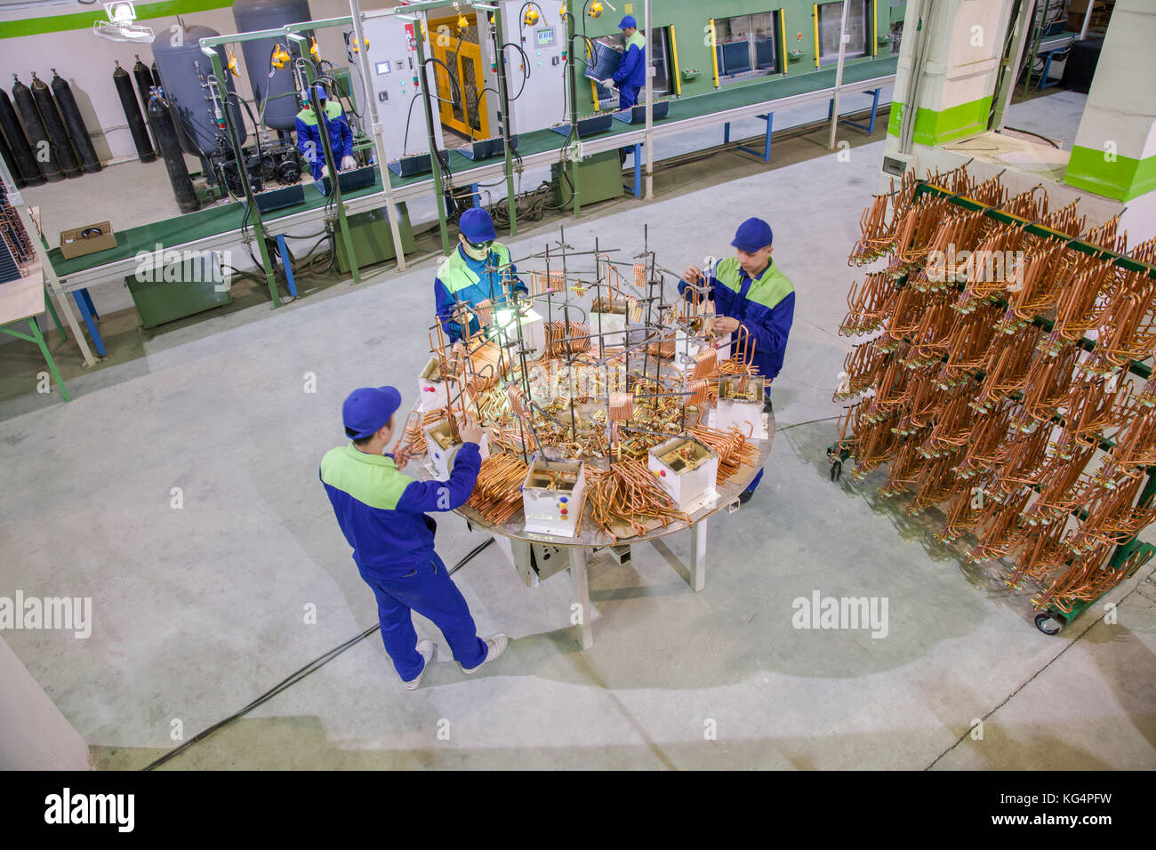 Plusieurs travailleurs de l'usine sont faits de tubes en cuivre pour la climatisation radiateur Banque D'Images