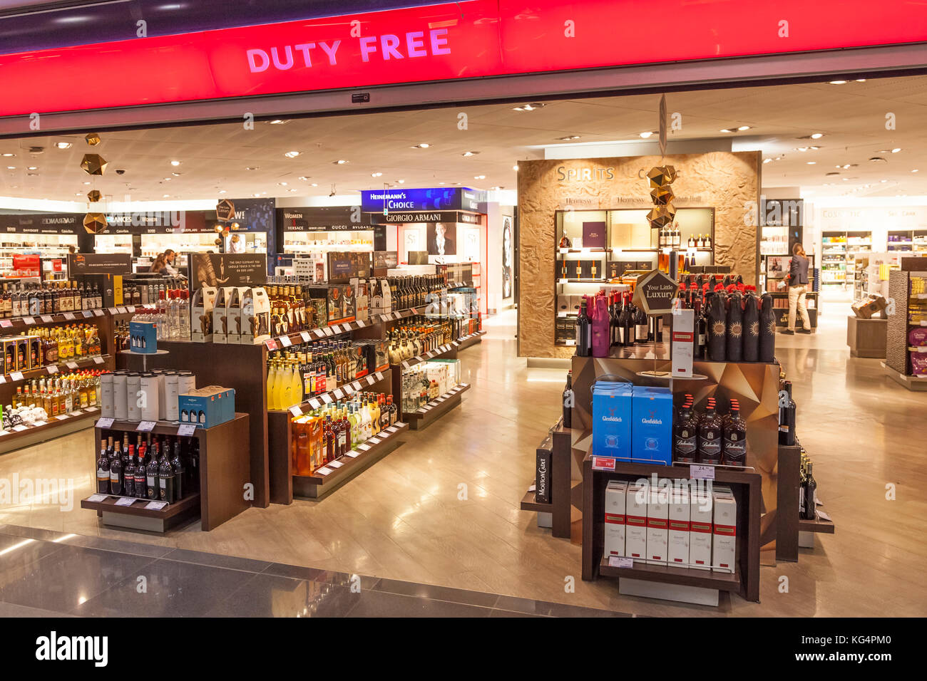 Francfort, Allemagne - 10 oct 2017 : duty free shop à l'intérieur du terminal i à l'aéroport international de Francfort Banque D'Images