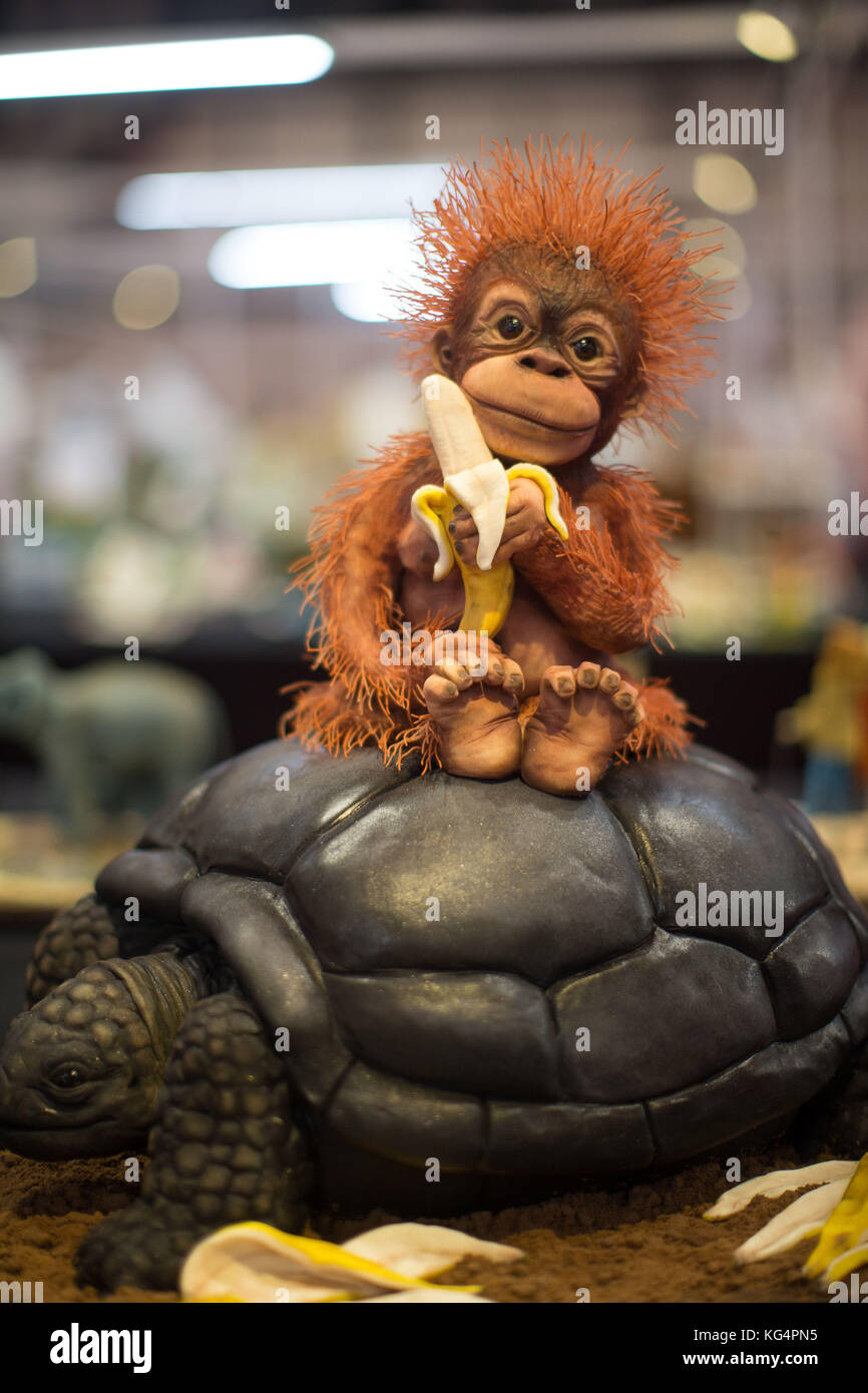 Un Singe Assis Sur Un Gateau De Dos De Tortue Expose Au Cake International Show Au Nec De Birmingham Photo Stock Alamy