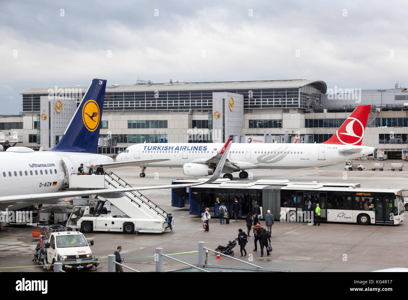 Francfort, Allemagne - 10 oct 2017 : Turkish Airlines airbus A321 et Airbus A320 Lufthansa à l'aéroport international de Francfort Banque D'Images