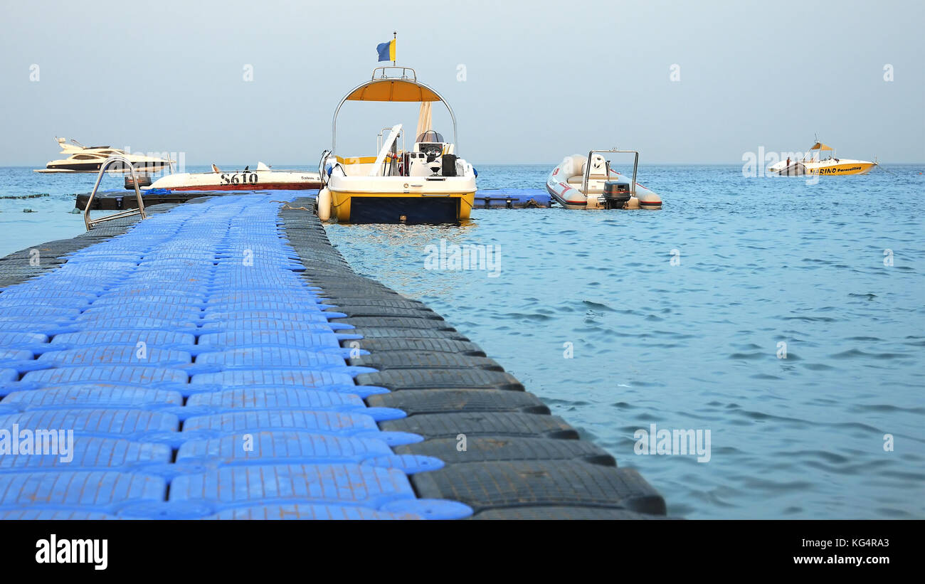Les bateaux à moteur sont amarrés à la jetée flottante Banque D'Images