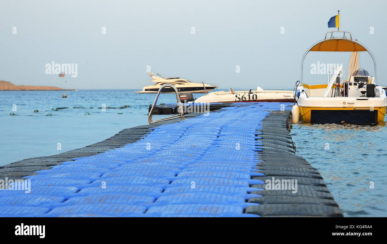 Les bateaux à moteur sont amarrés à la jetée flottante Banque D'Images