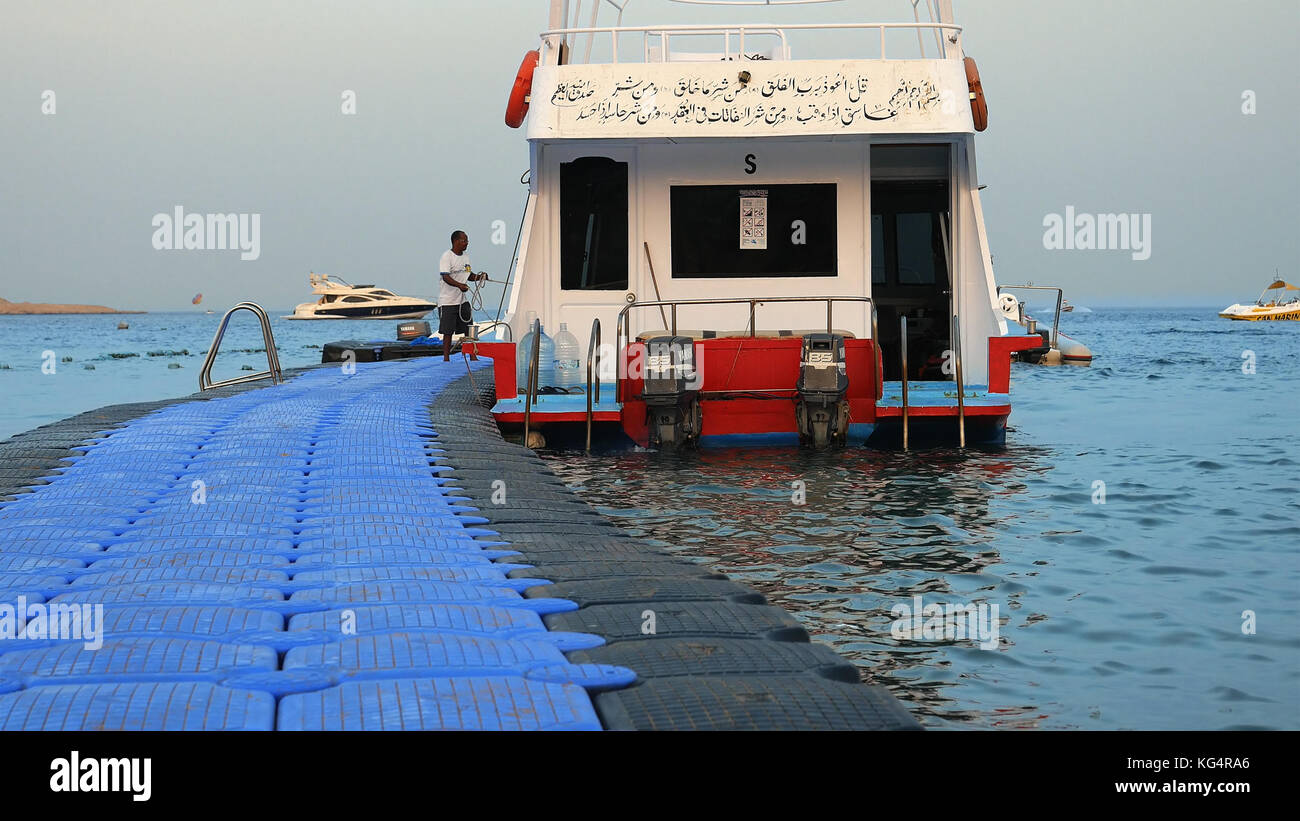 Le navire touristique est amarré à la jetée flottante Banque D'Images