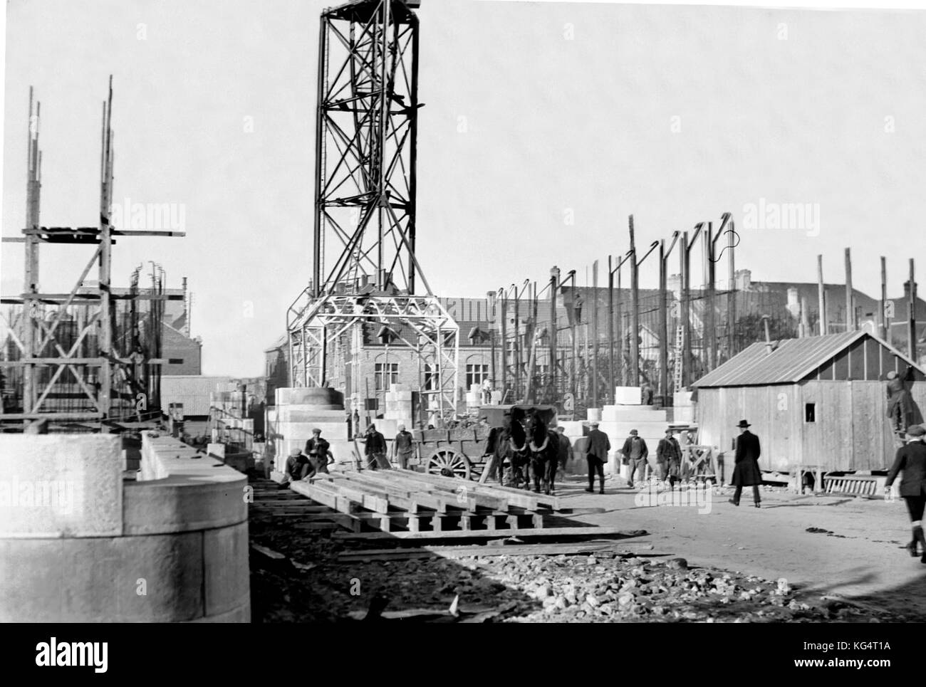 Image d'archive en noir et blanc de la Porte de Menin Arch en construction à Ypres en Belgique vers 1925 Banque D'Images