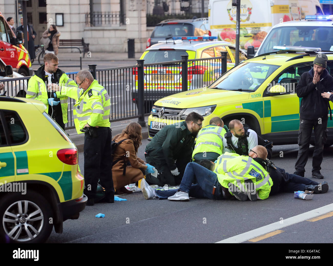 Accident de la route le centre de Londres un motocycliste blessé et d'être traité par les médecins Banque D'Images