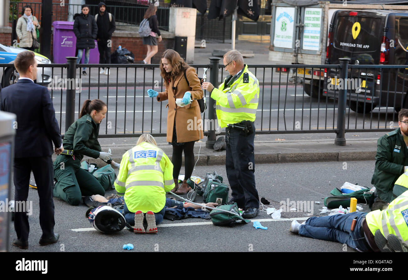 Accident de la route le centre de Londres un motocycliste blessé et d'être traité par les médecins Banque D'Images