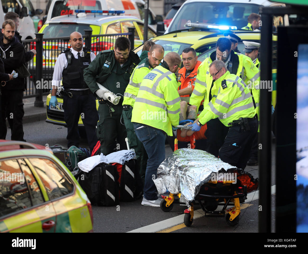 Accident de la route le centre de Londres un motocycliste blessé et d'être traité par les médecins Banque D'Images