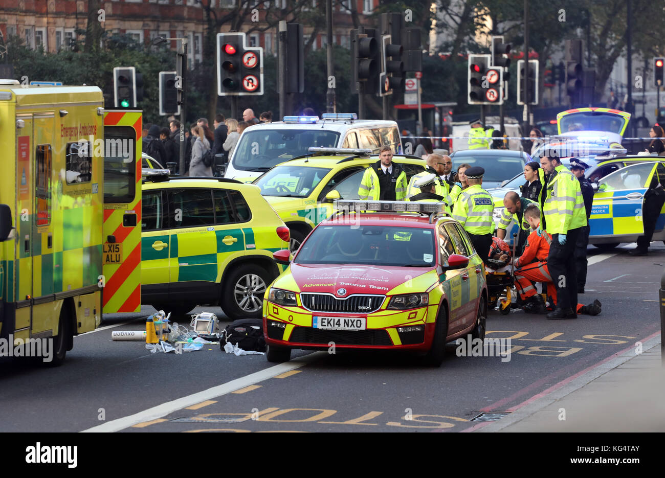 Accident de la route le centre de Londres un motocycliste blessé et d'être traité par les médecins Banque D'Images