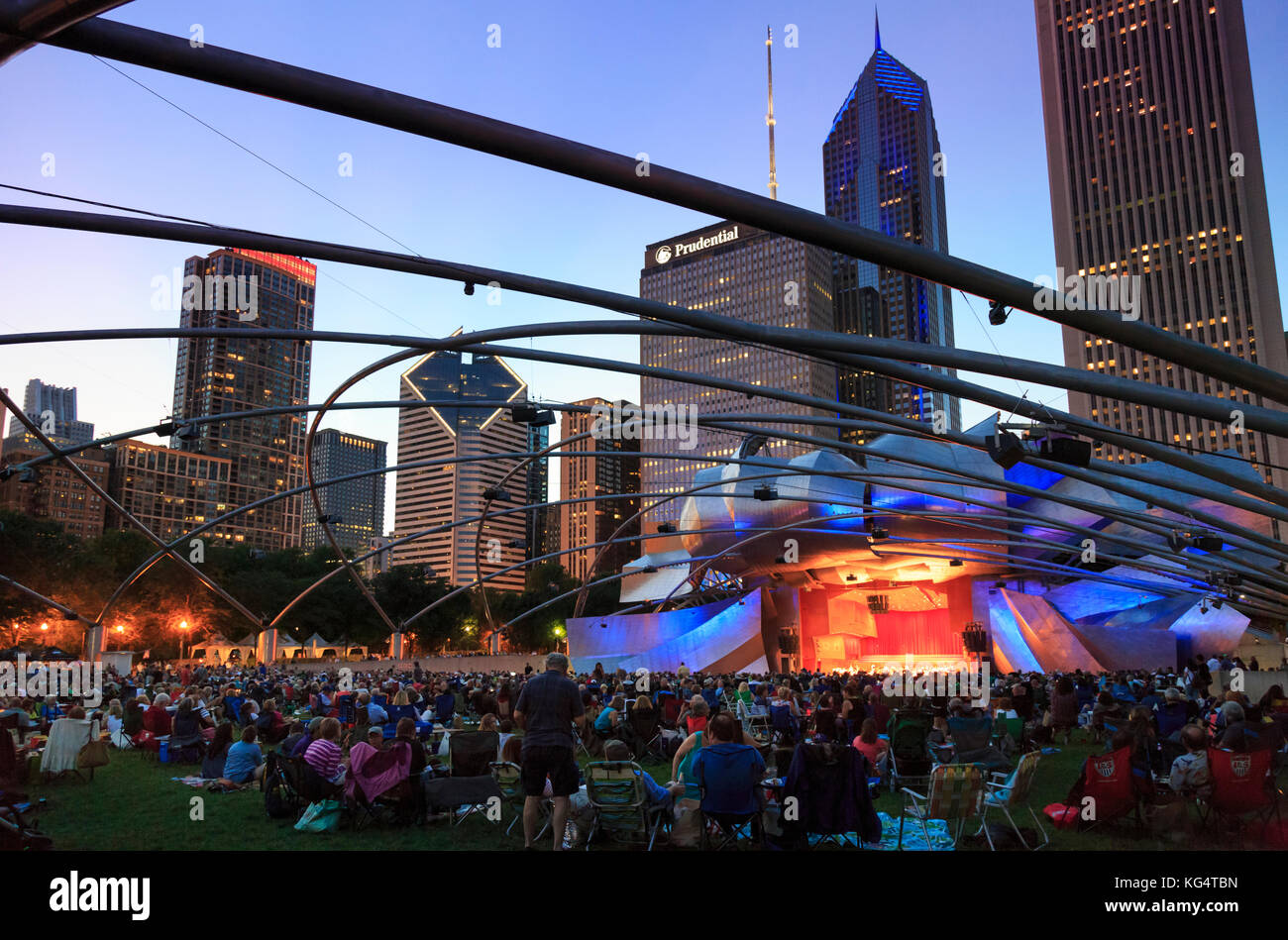 Parc du millénaire, foule à grant park symphony le pavillon jay pritzker, un abri conçu par Frank Gehry, des gratte-ciel du centre-ville sur l'arrière Banque D'Images