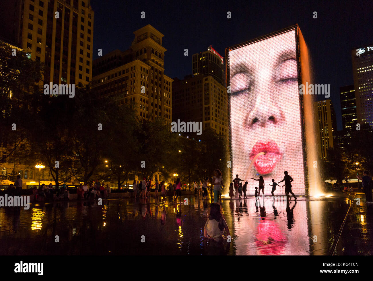 Parc du millénaire, foule à la fontaine de la couronne par l'artiste Jaume Plensa et exécutés par les architectes krueck et Sexton, des gratte-ciel du centre-ville sur le backg Banque D'Images