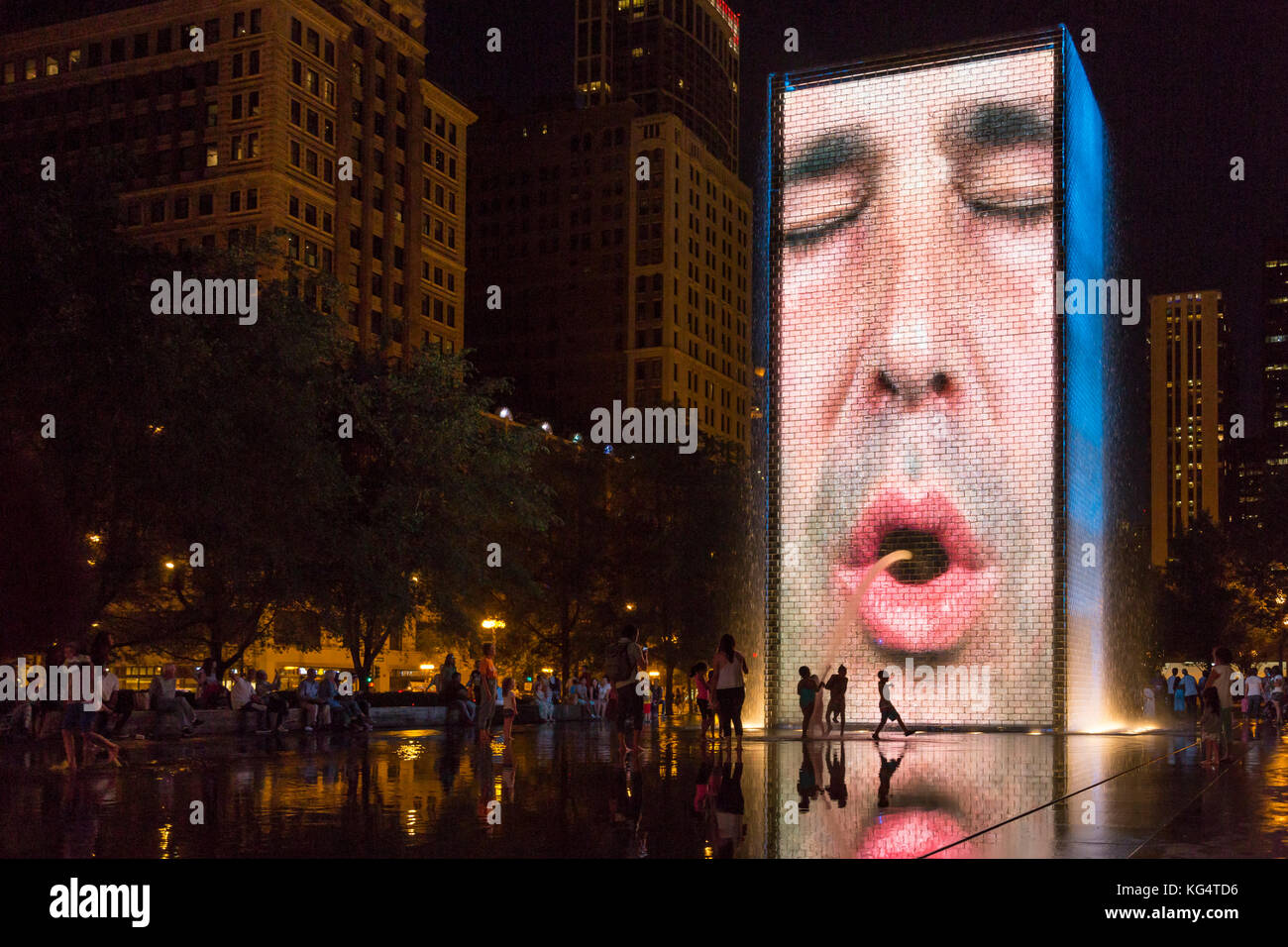 Parc du millénaire, foule à la Fontaine de la Couronne par l'artiste Jaume Plensa et exécutés par les architectes Krueck et Sexton, des gratte-ciel du centre-ville sur le backg Banque D'Images