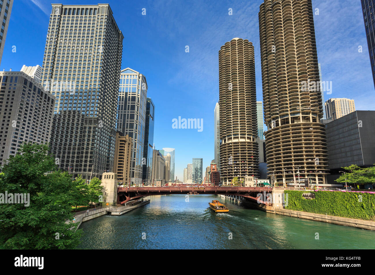 À pied de la rivière Chicago avec Marina Towers et rivière Chicago, Chicago, Illinois, États-Unis Banque D'Images