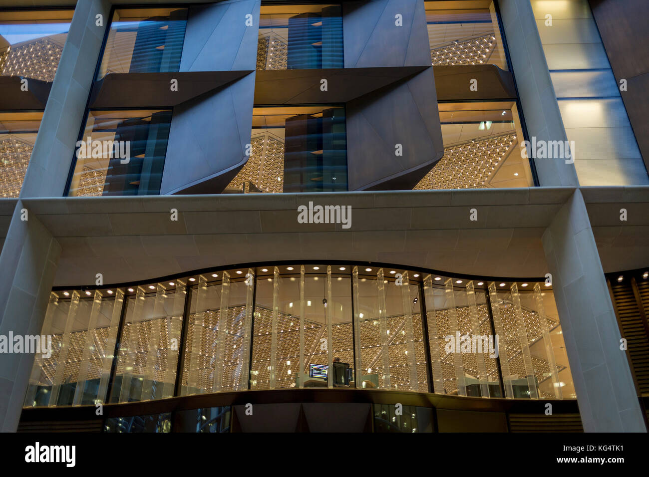 Un employé travaille avec Bloomberg sous bold, l'architecture moderne par favorise  + Partenaires dans le nouveau siège de l'Europeann sur Cannon Street dans le Square Mile, le cœur de la capitale, le quartier financier, le 2 octobre 2017, dans la ville de Londres, en Angleterre. Banque D'Images