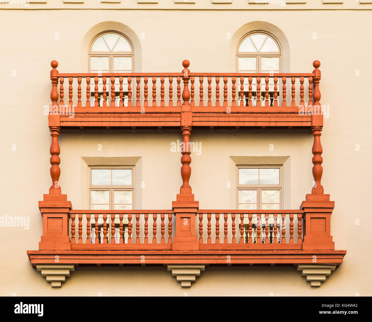 Deux fenêtres dans une rangée et balcon sur la façade de la casa monica hotel Vue avant, Saint Augustine, Floride Banque D'Images