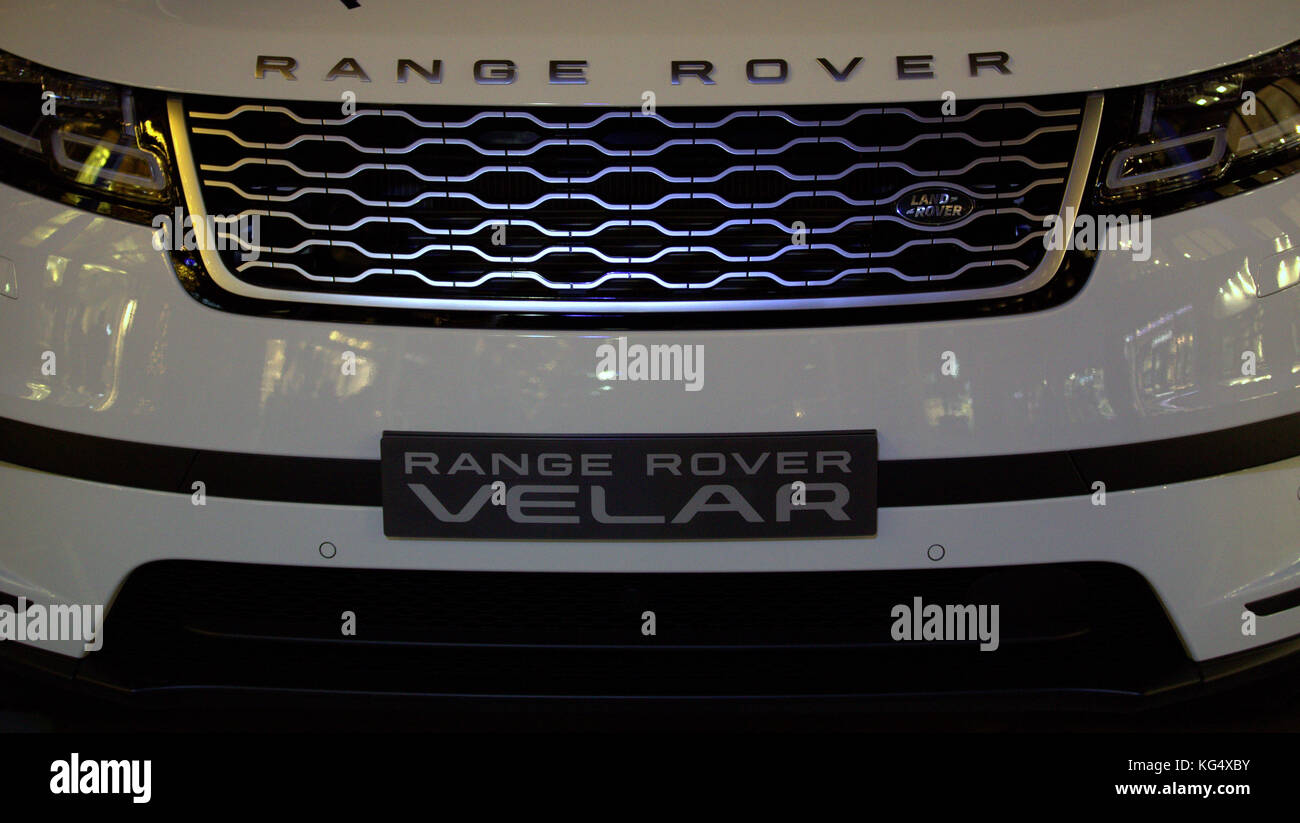 Range Rover voiture avec plaques concessionnaire glasgow vélaire street shot de radiateur capot Banque D'Images