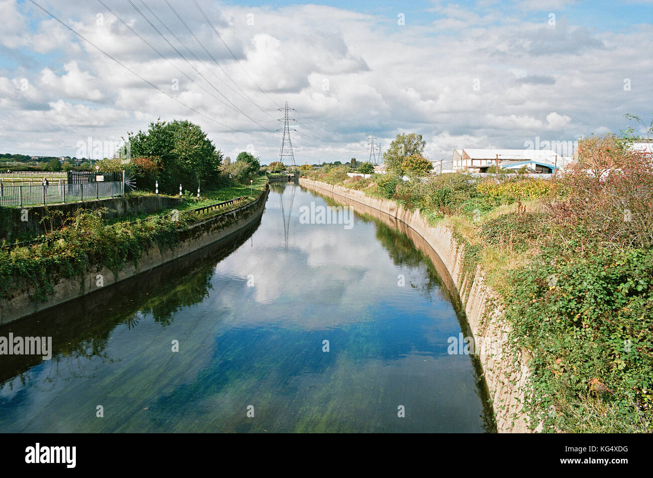 Rivière lea flood relief channel, sur le bord de Walthamstow, marais du nord de Londres, UK Banque D'Images