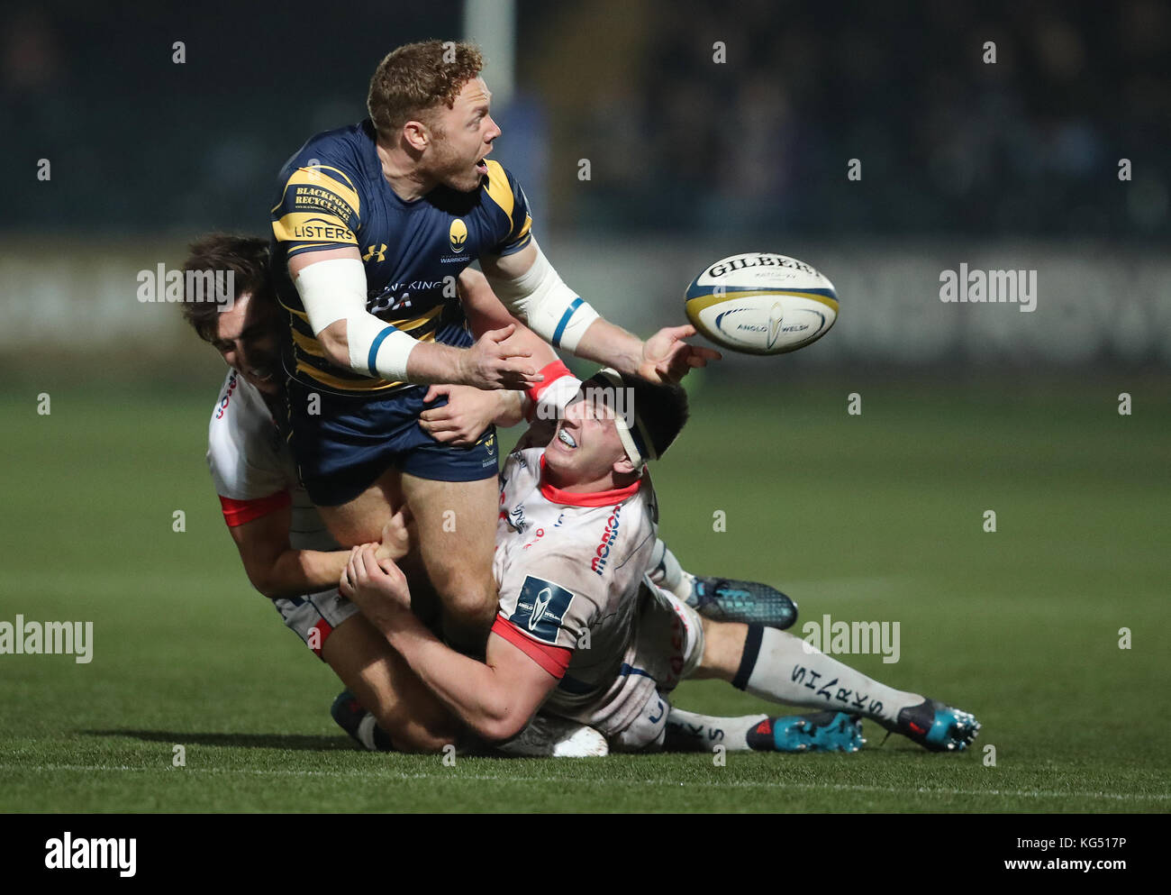 Les Warriors de Worcester Luke Baldwin est affronté par Ben Curry et Kieran Wilkinson de sale lors du match de la coupe Anglo Welsh au Sixways Stadium, Worcester. Banque D'Images