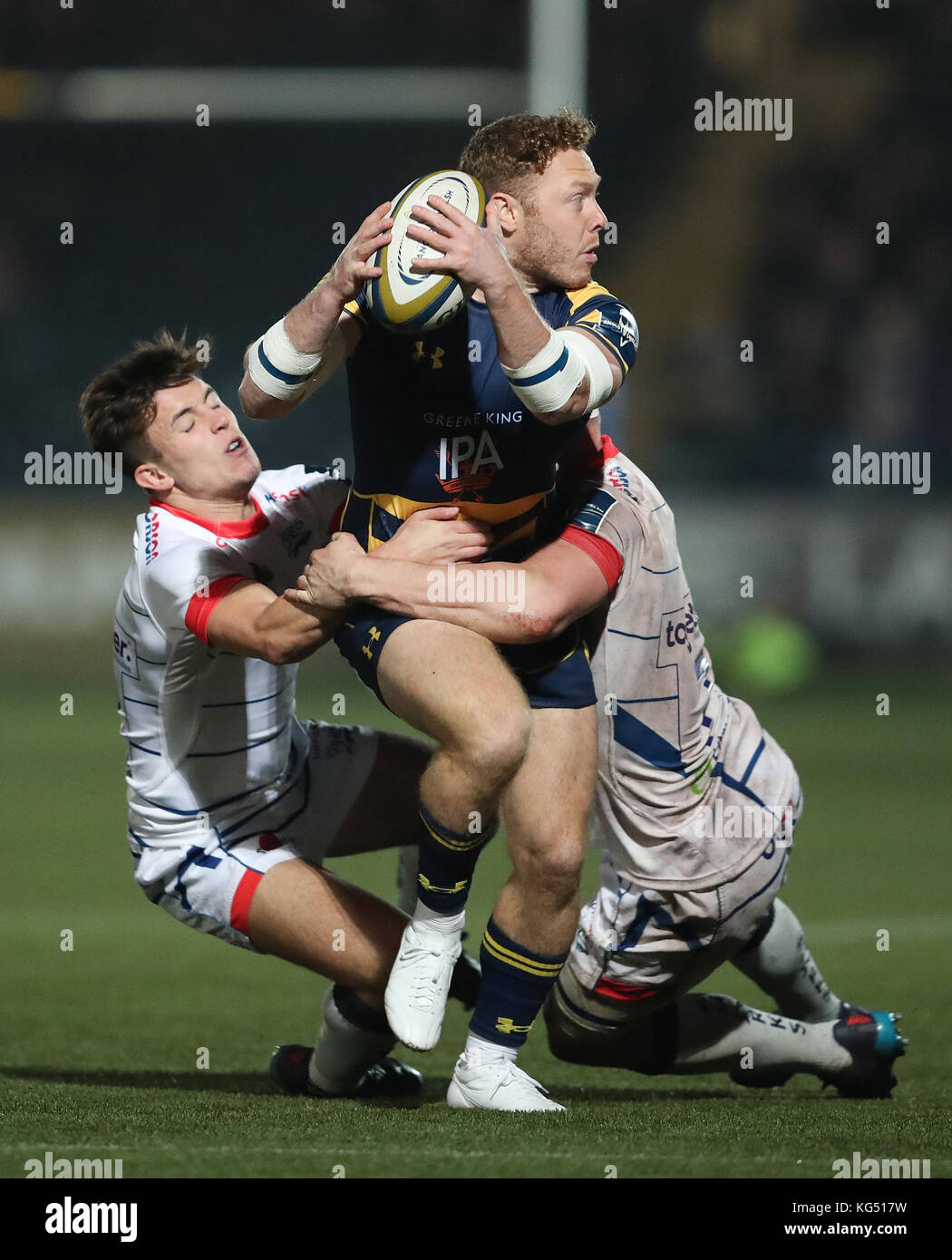 Les Warriors de Worcester Luke Baldwin est affronté par Ben Curry et Kieran Wilkinson de sale lors du match de la coupe Anglo Welsh au Sixways Stadium, Worcester. Banque D'Images