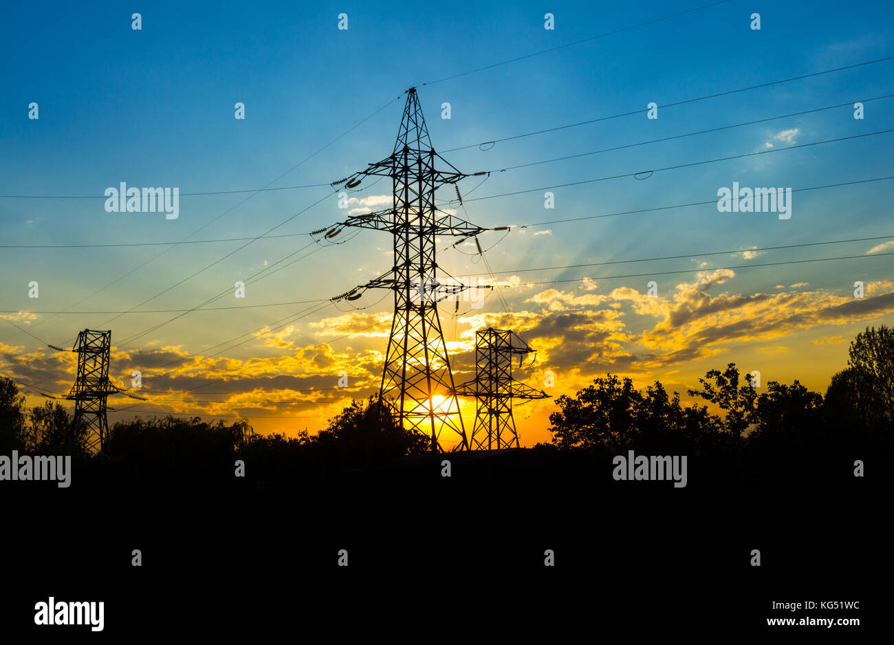La silhouette de la soirée de la transmission d'électricité pylône Banque D'Images