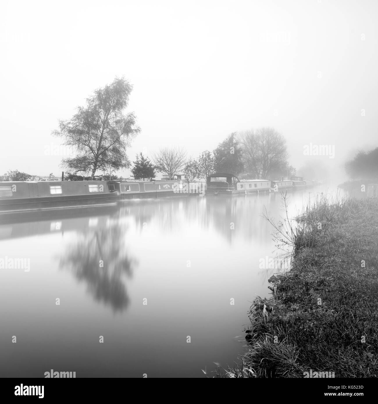 Chambre bateaux et péniches amarré sur le canal Kennet dans le brouillard Banque D'Images