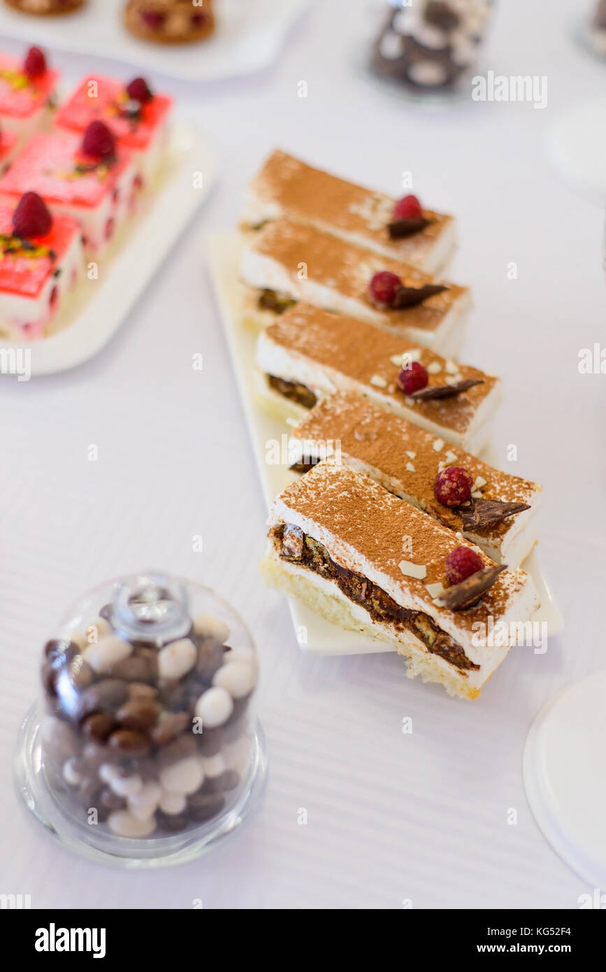 Les desserts sucrés, de gâteaux aux fruits rouges et fruits servis sur la table. joliment aménagé des gâteaux sur la soucoupe Vue de dessus,soft focus. Banque D'Images
